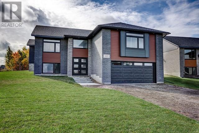 825 Moonrock Ave, Sudbury, ON P3E 5Z5