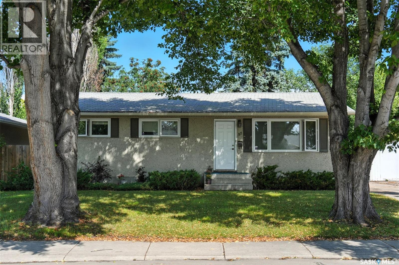 97 Maxwell Cres, Saskatoon, SK S7L 3Y4
