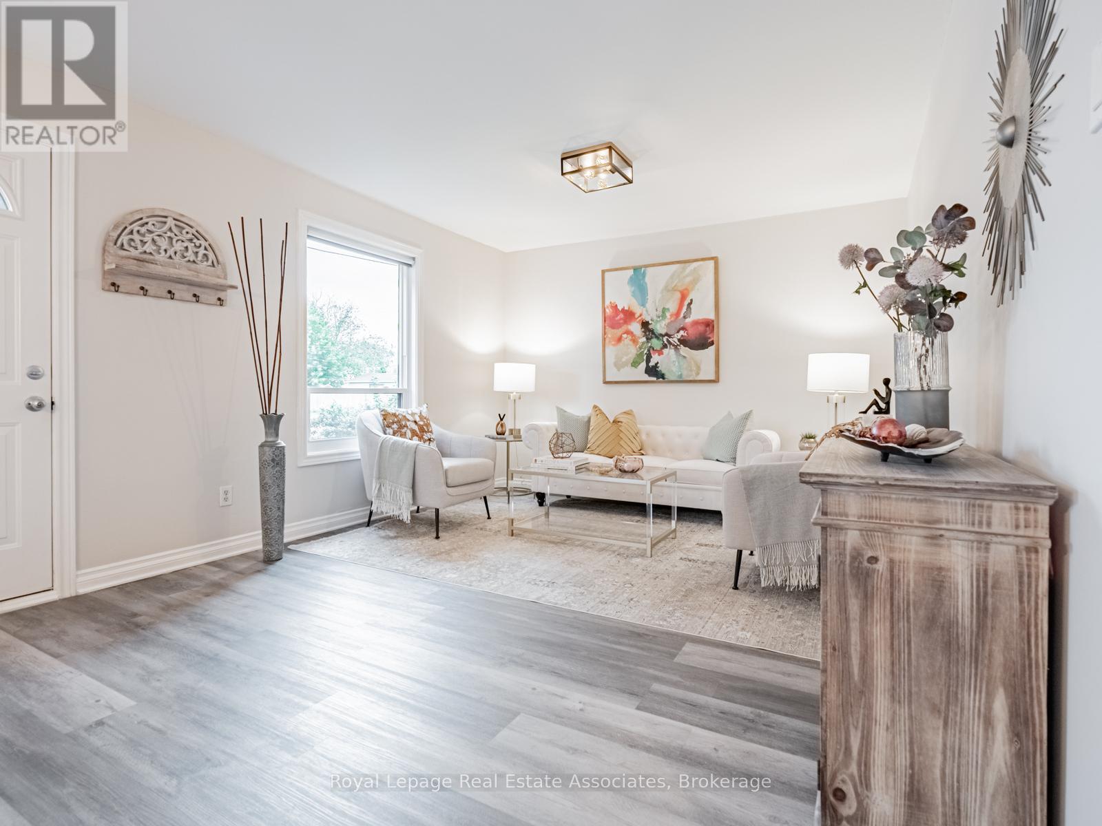 1094 Eastmount Ave, Mississauga, ON L5E 1Z4