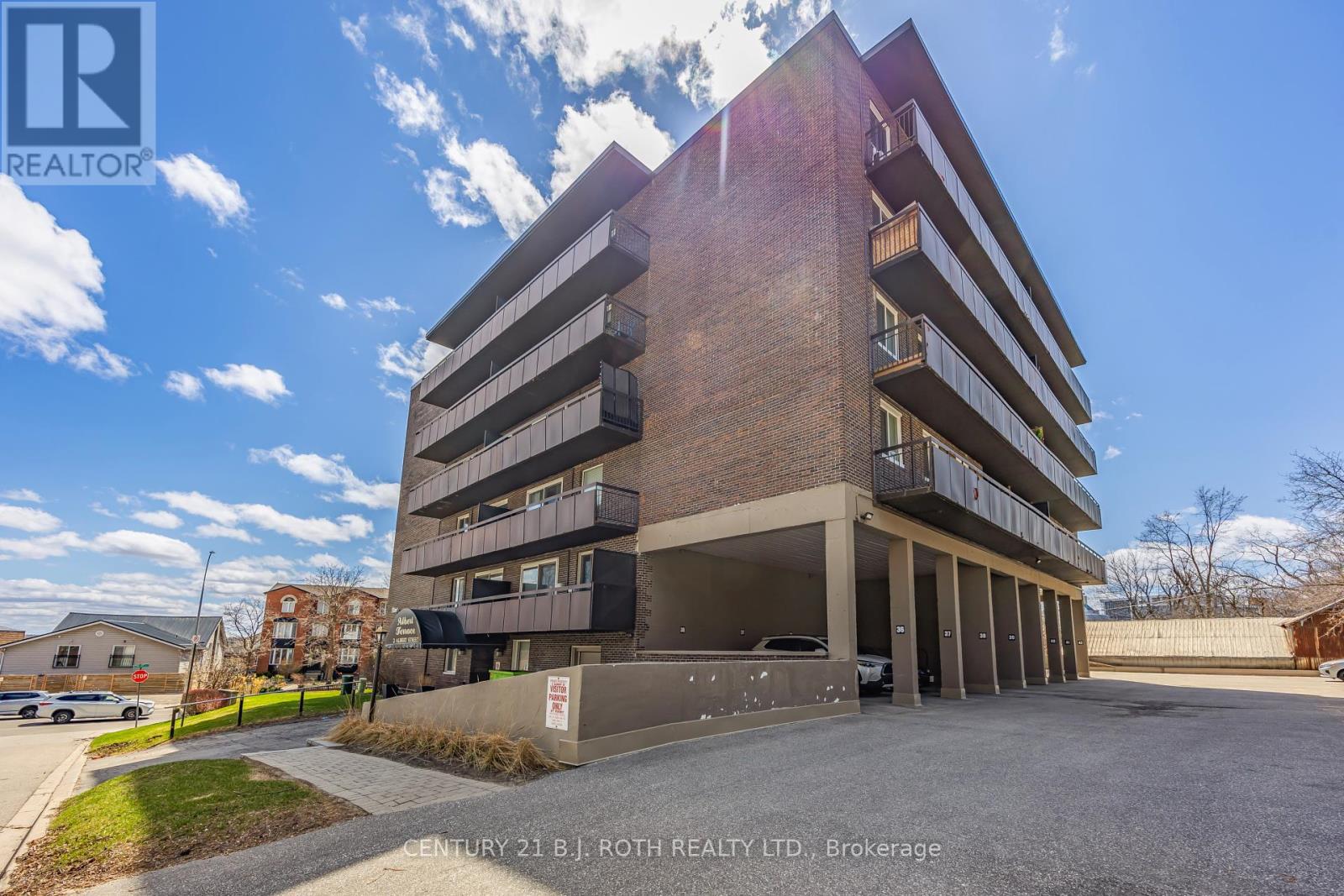 32 2 Albert St, Barrie, ON L4M 3S4
