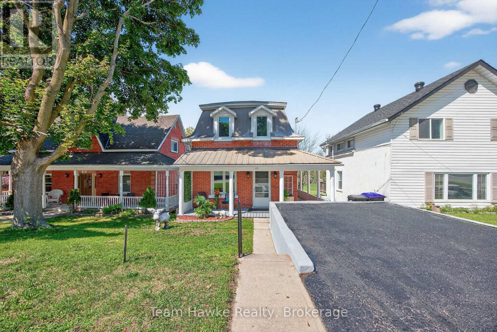 19 Water St, Penetanguishene, ON L9M 1M8