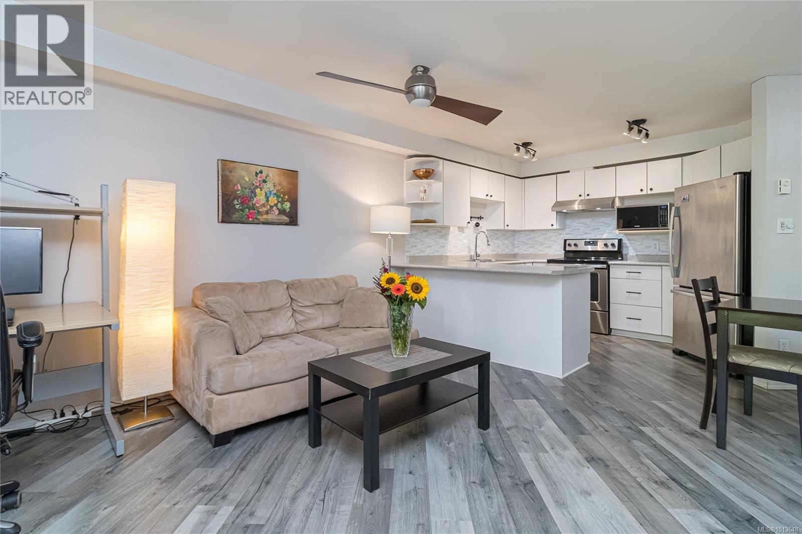494 Marsett Pl Unit 211 Pl, Saanich, BC V8Z 7J1