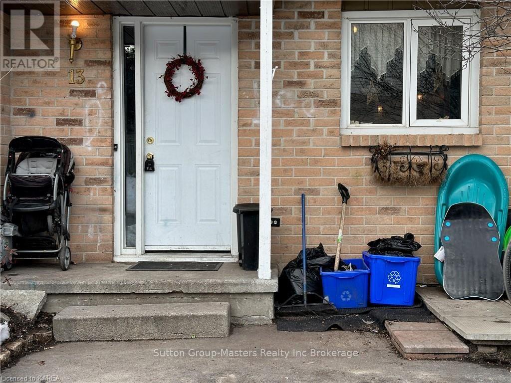 13 Coventry Cres, Kingston, ON K7M 7S2