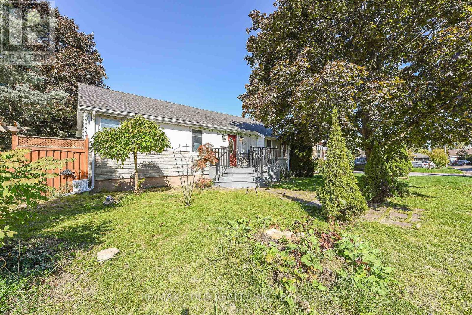 13 Foster Rd, Mississauga, ON L4T 1C3