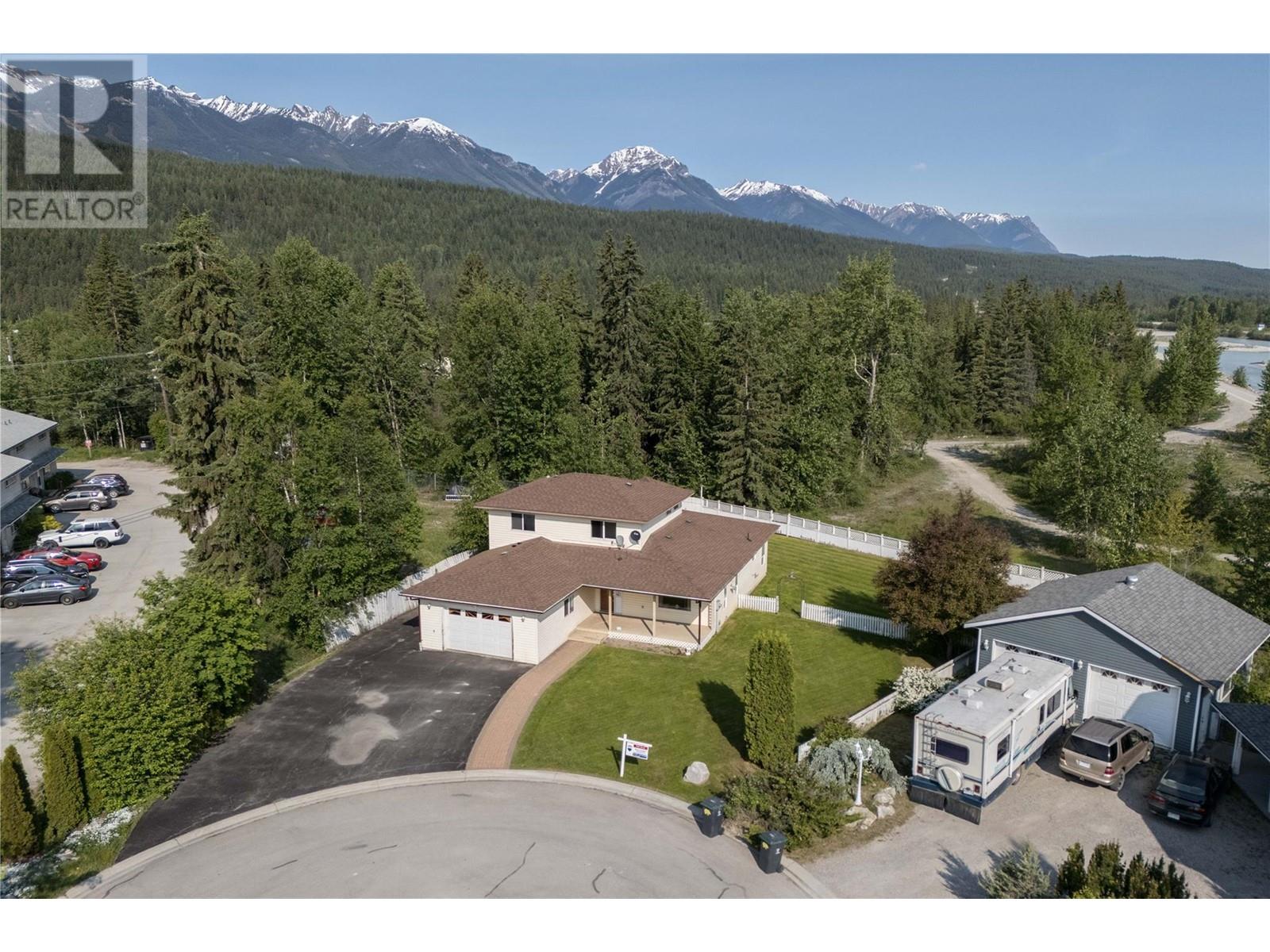 422 Riverglen Dr, Golden, BC V0A 1H0