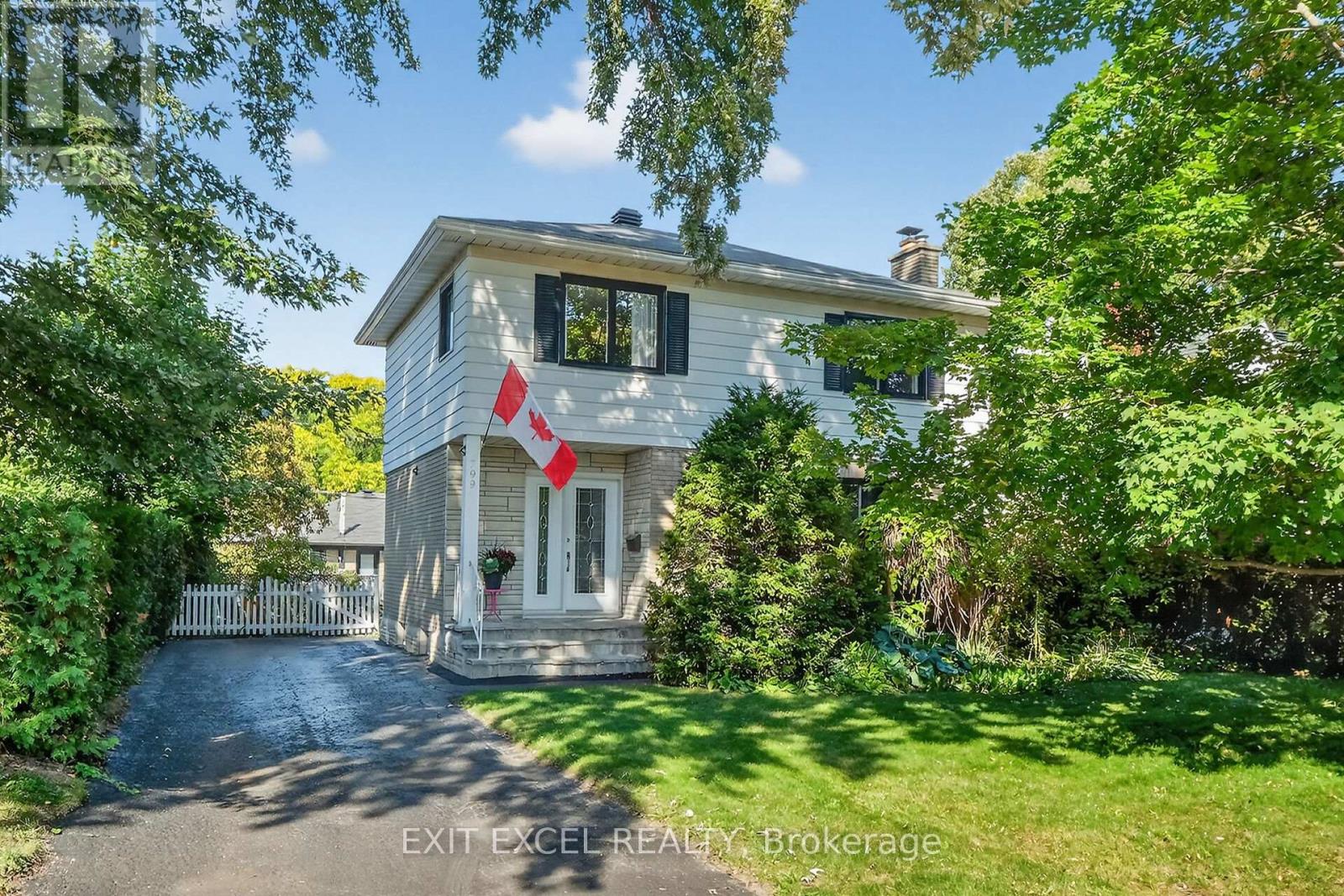 799 Quinlan Rd, Ottawa, ON K1G 1R8