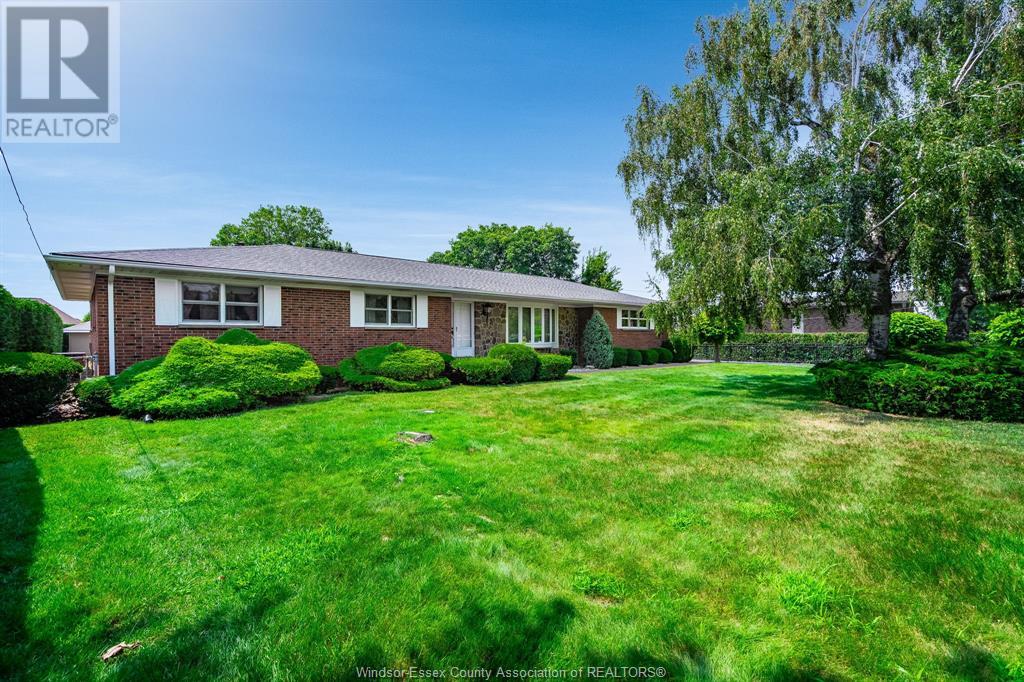 11 Kenneth Dr, Leamington, ON N8H 4B2