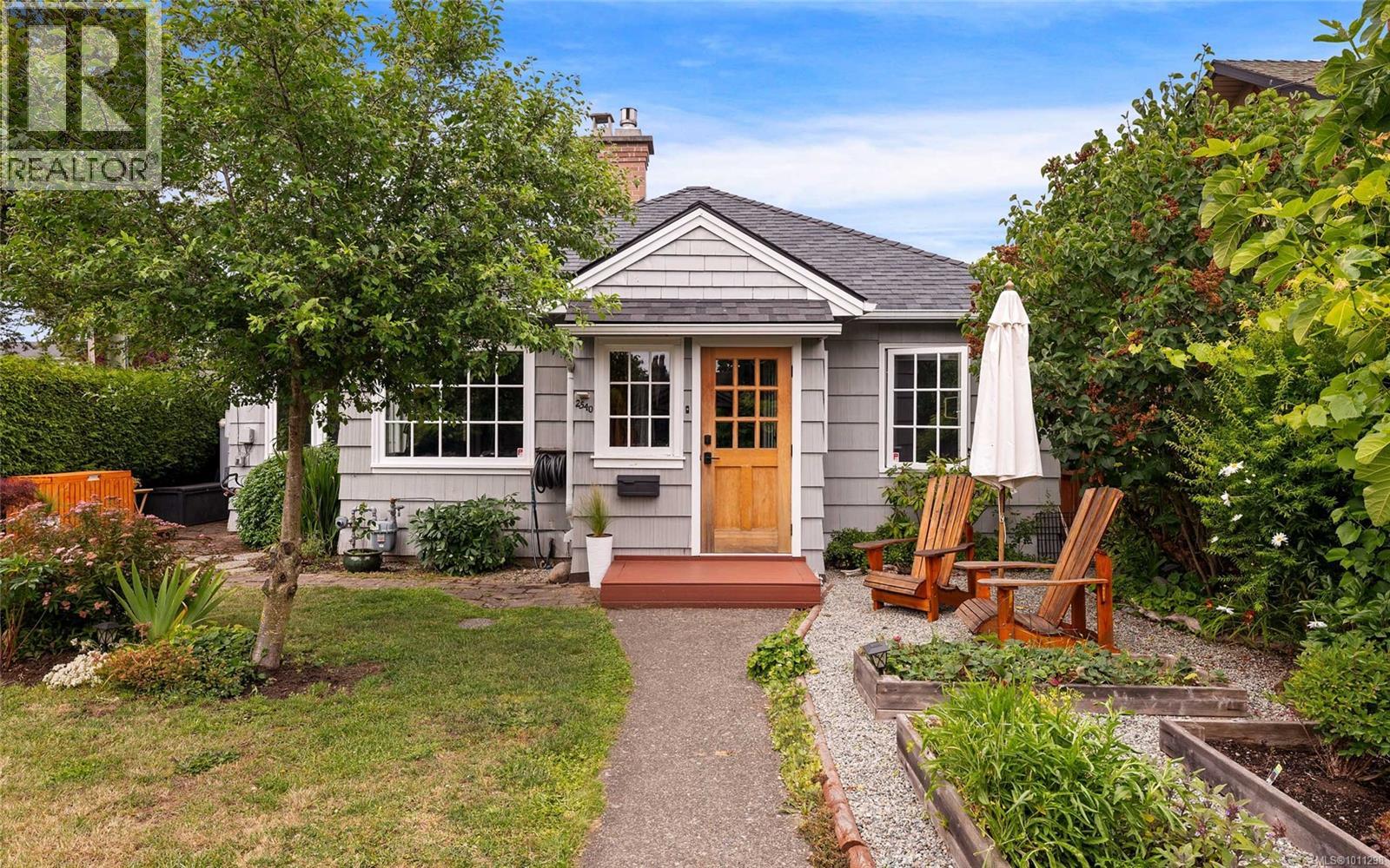 2540 Empire St, Victoria, BC V8T 3M6