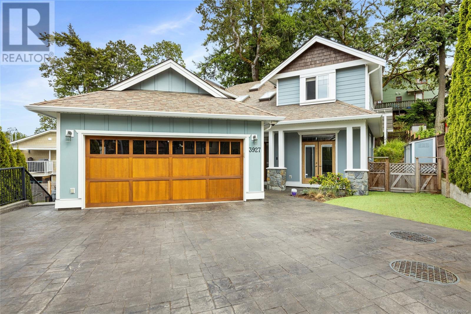 3927 Druce Ln, Saanich, BC V8P 0A2