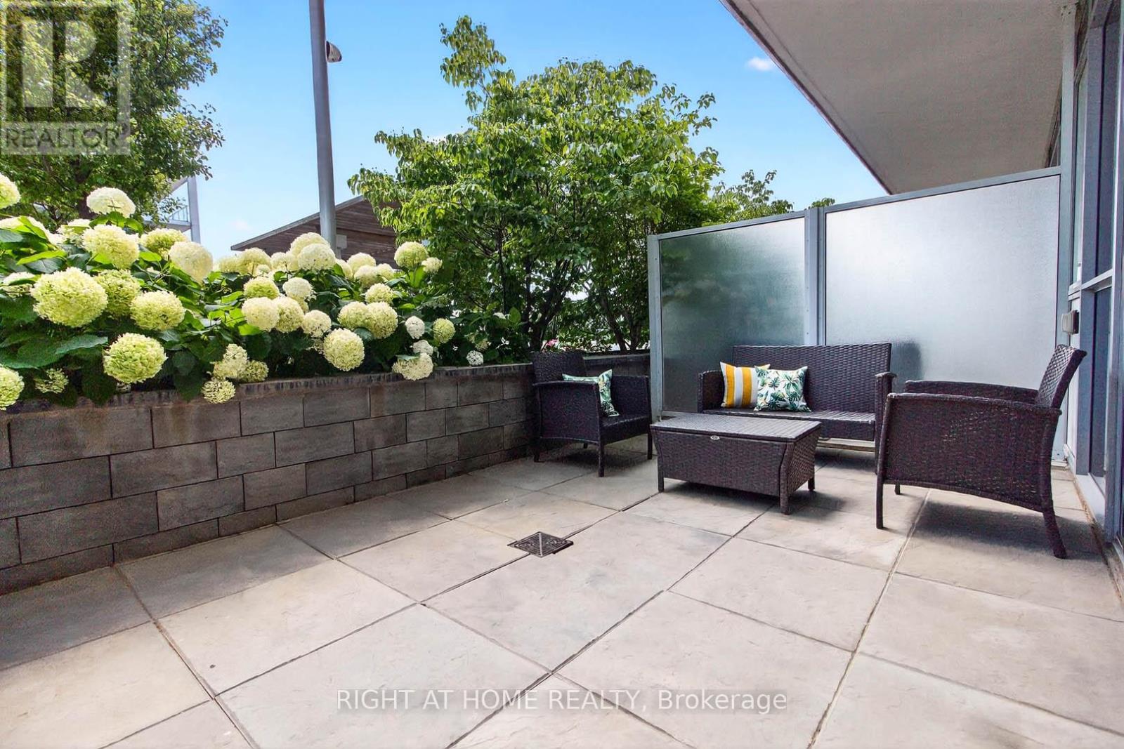 607 65 Speers Rd, Oakville, ON L6K 0J1