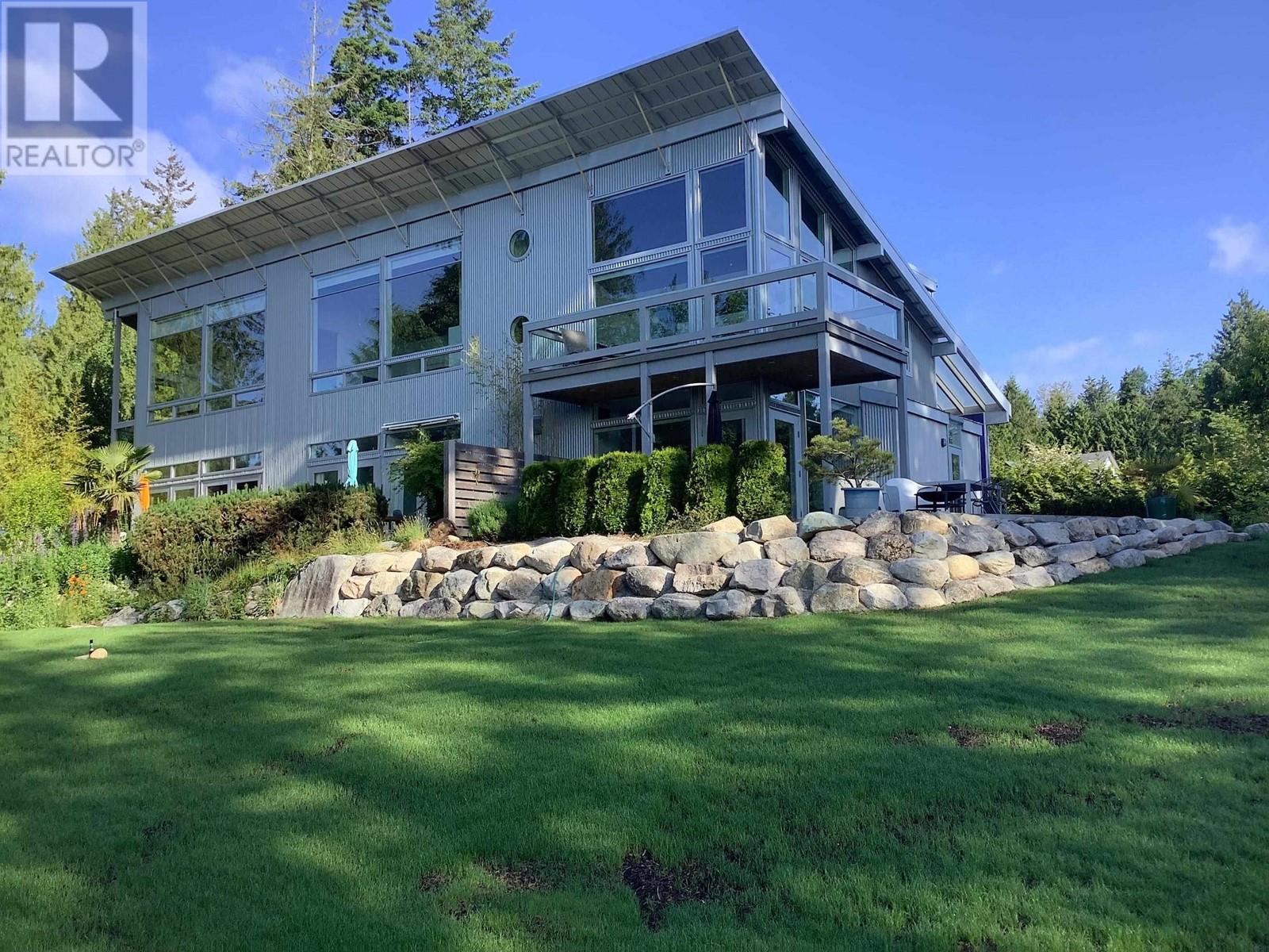 5550 Nickerson Rd, Sechelt, BC V7Z 0M4