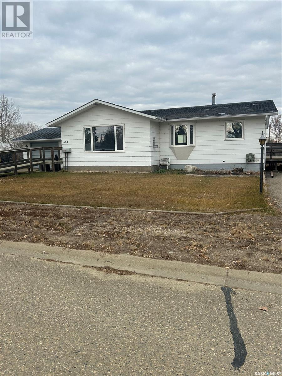 608 Boscurvis Ave, Oxbow, SK S0C 2B0