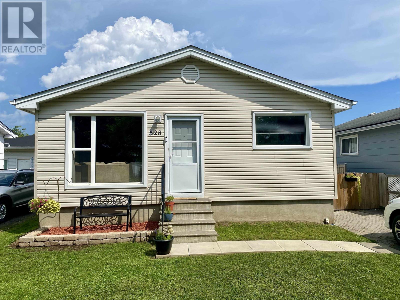 528 Simon Fraser Dr, Thunder Bay, ON P7C 5B4