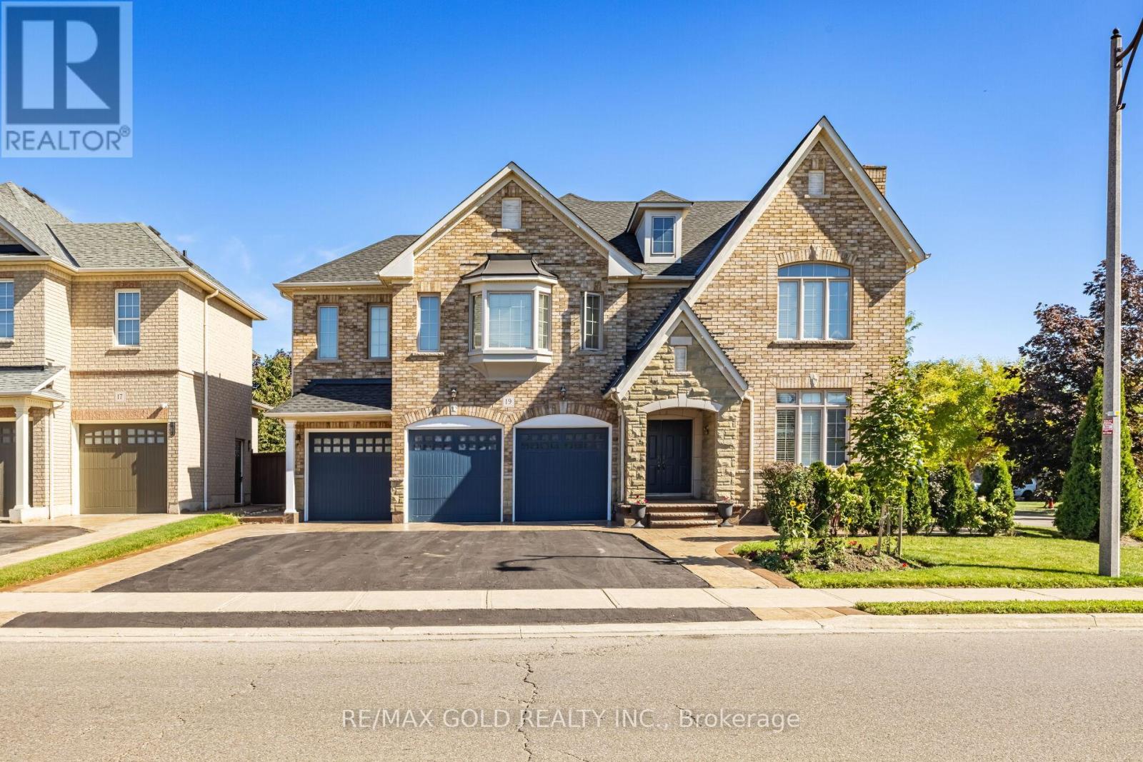 19 Eiffel Blvd, Brampton, ON L6P 1W2