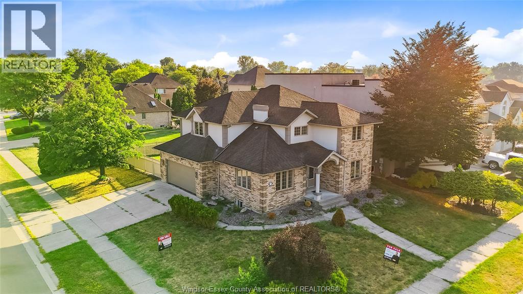 275 Russell Woods Dr, Lakeshore, ON N8N 4K4