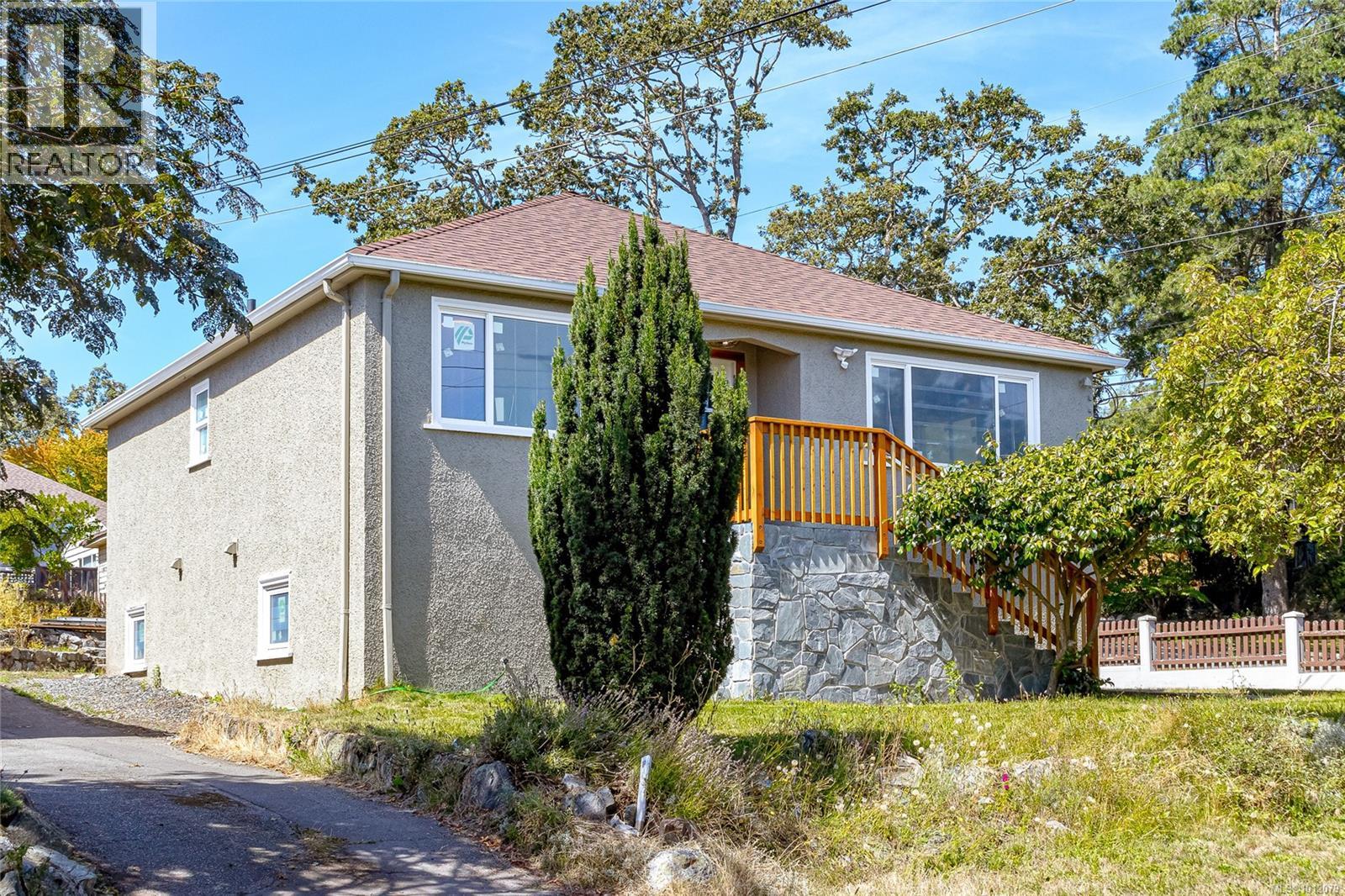 2666 Asquith St, Victoria, BC V8R 3Y3