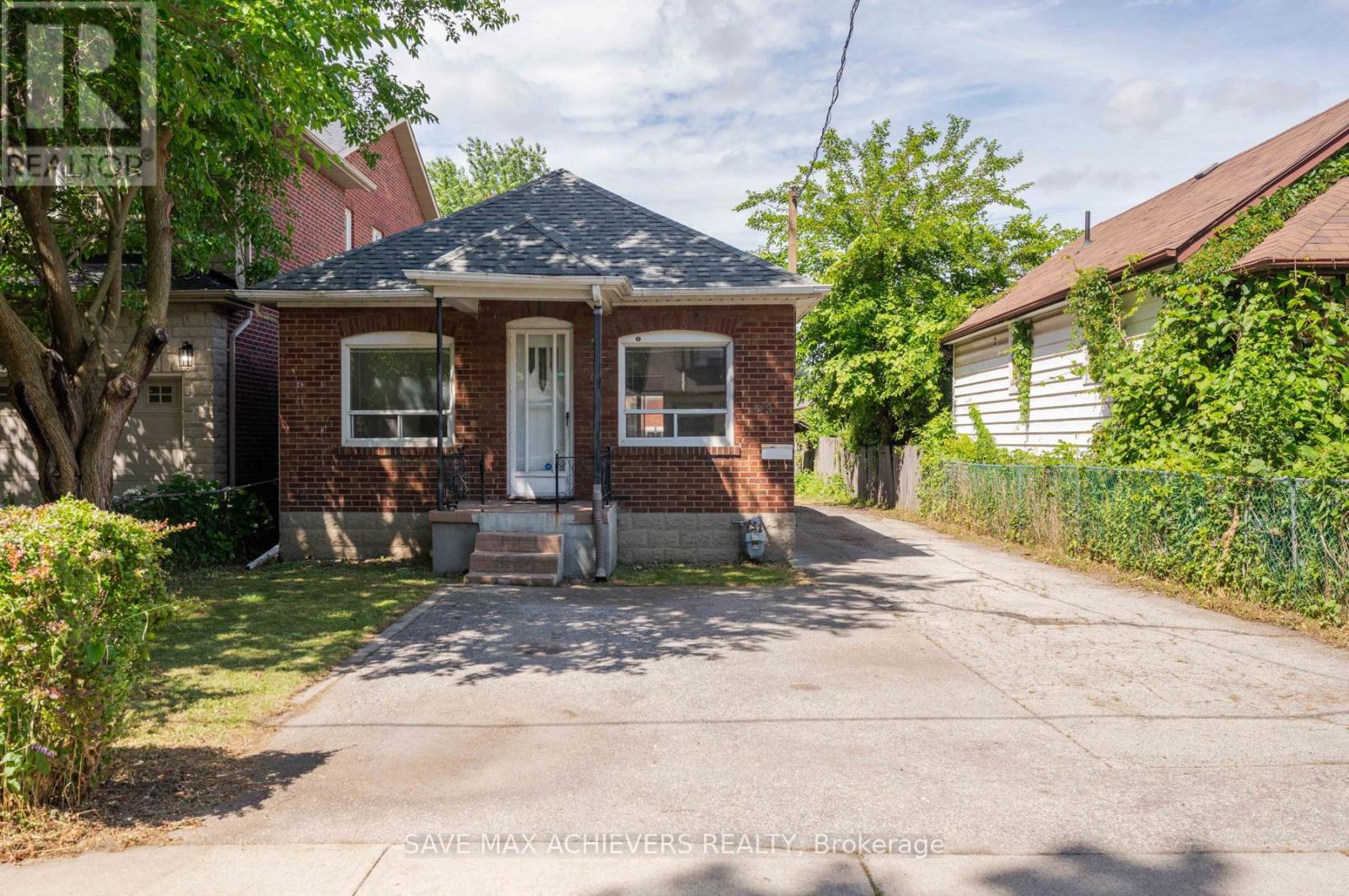 54 Harold St, Toronto, ON M8Z 3R5