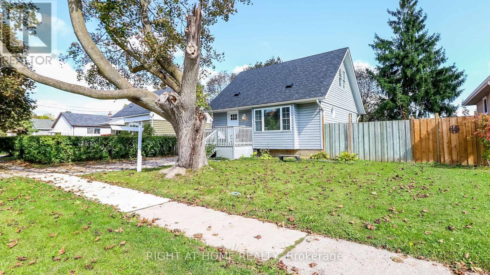 11 Newton St W, Barrie, ON L4M 3N2