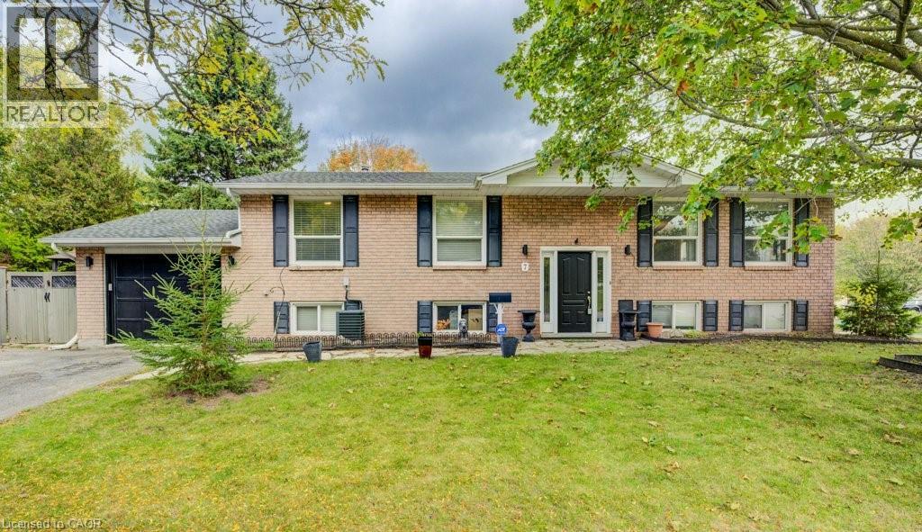 7 Folkstone Cres, Kitchener, ON N2E 2Y9