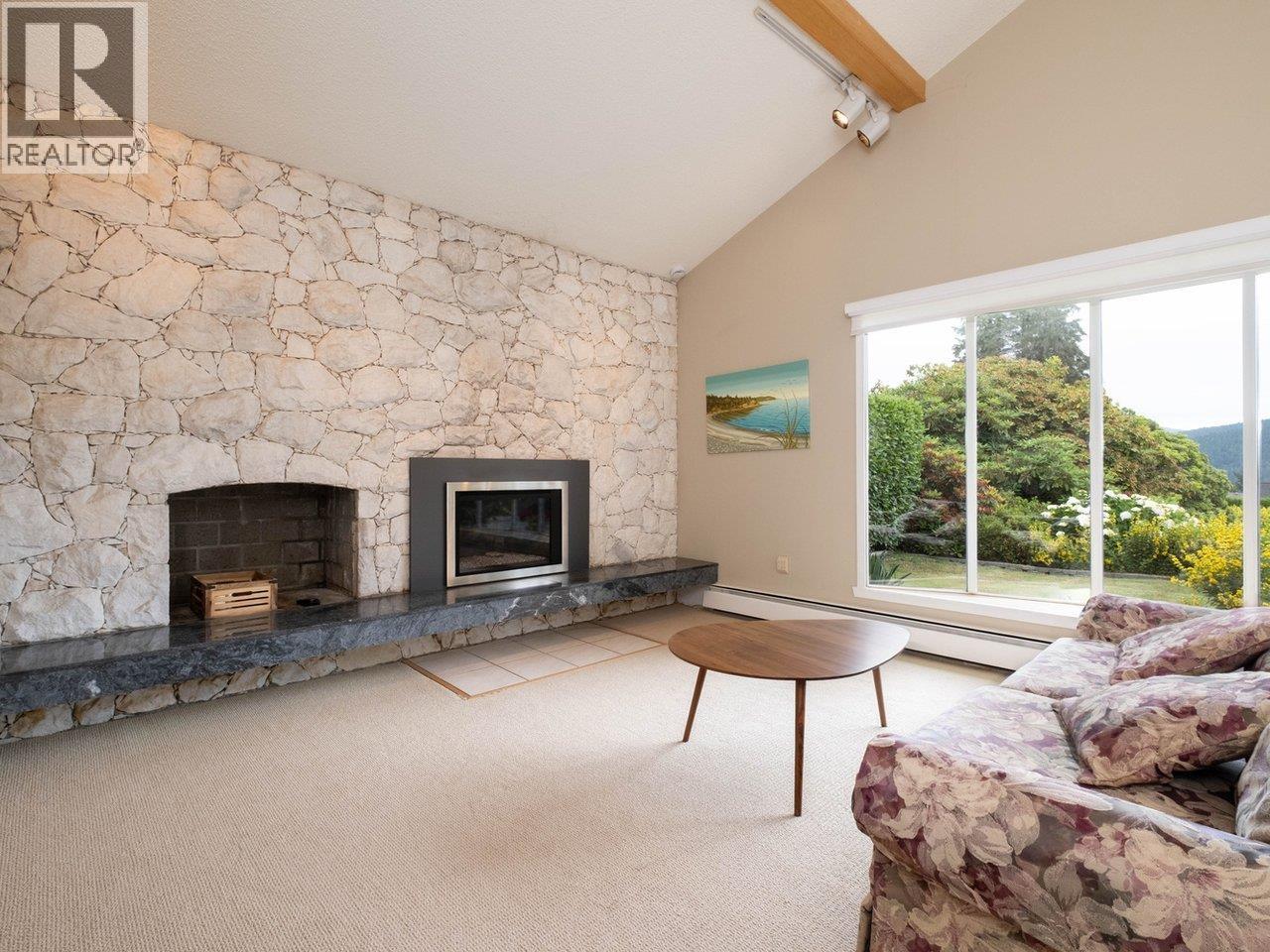 375 Fairway Dr, North Vancouver, BC V7G 1L4