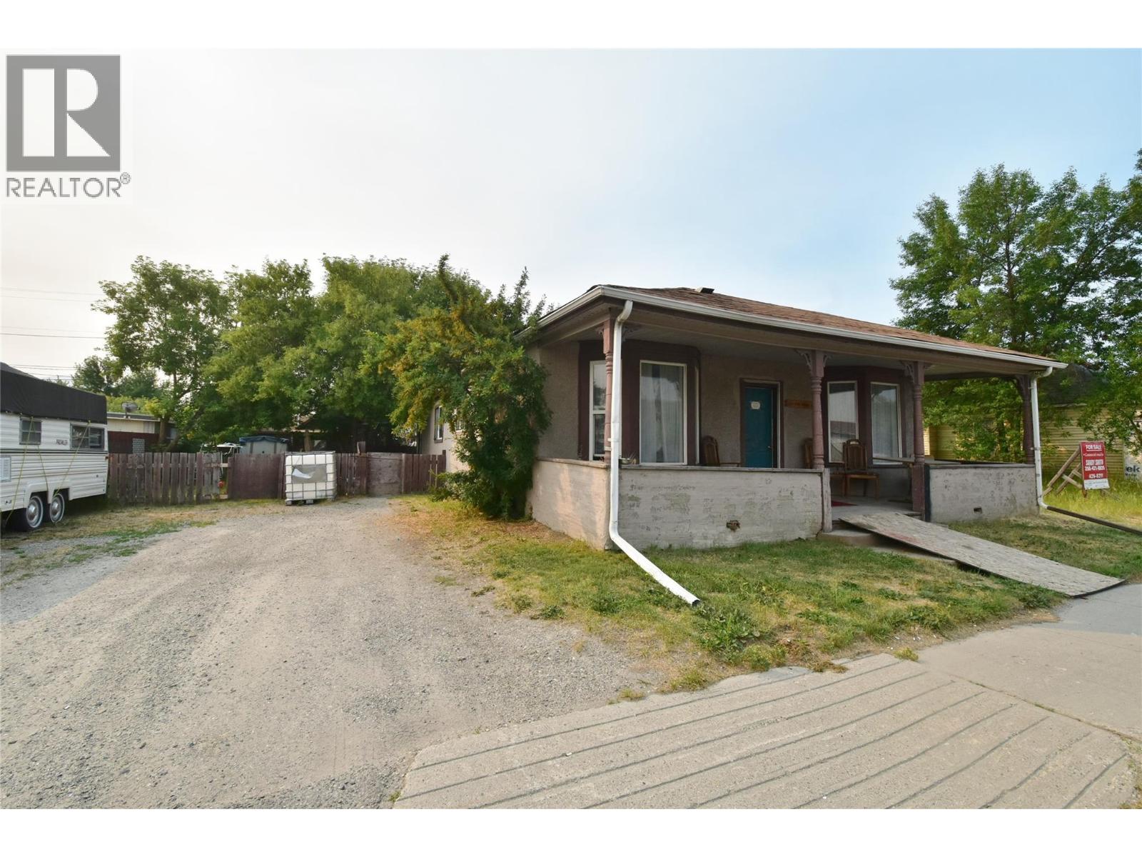 222 224 Van Horne St S, Cranbrook, BC V1C 1Z4