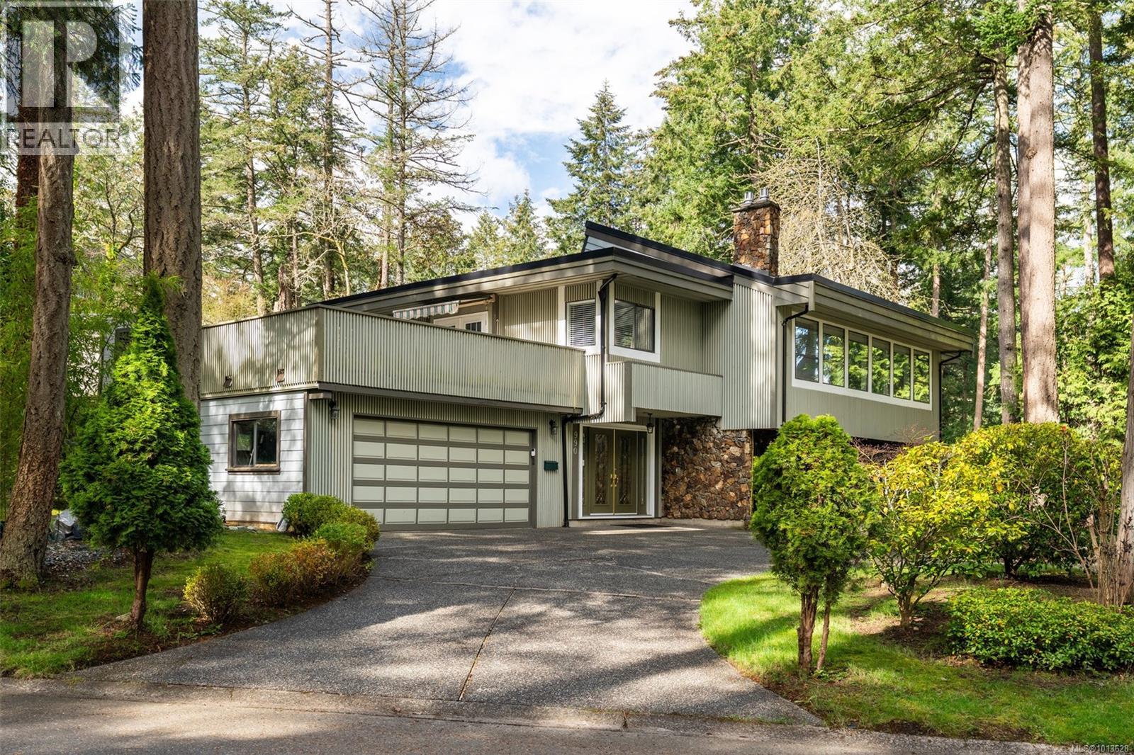 990 Cottontree Close, Saanich, BC V8X 4E9