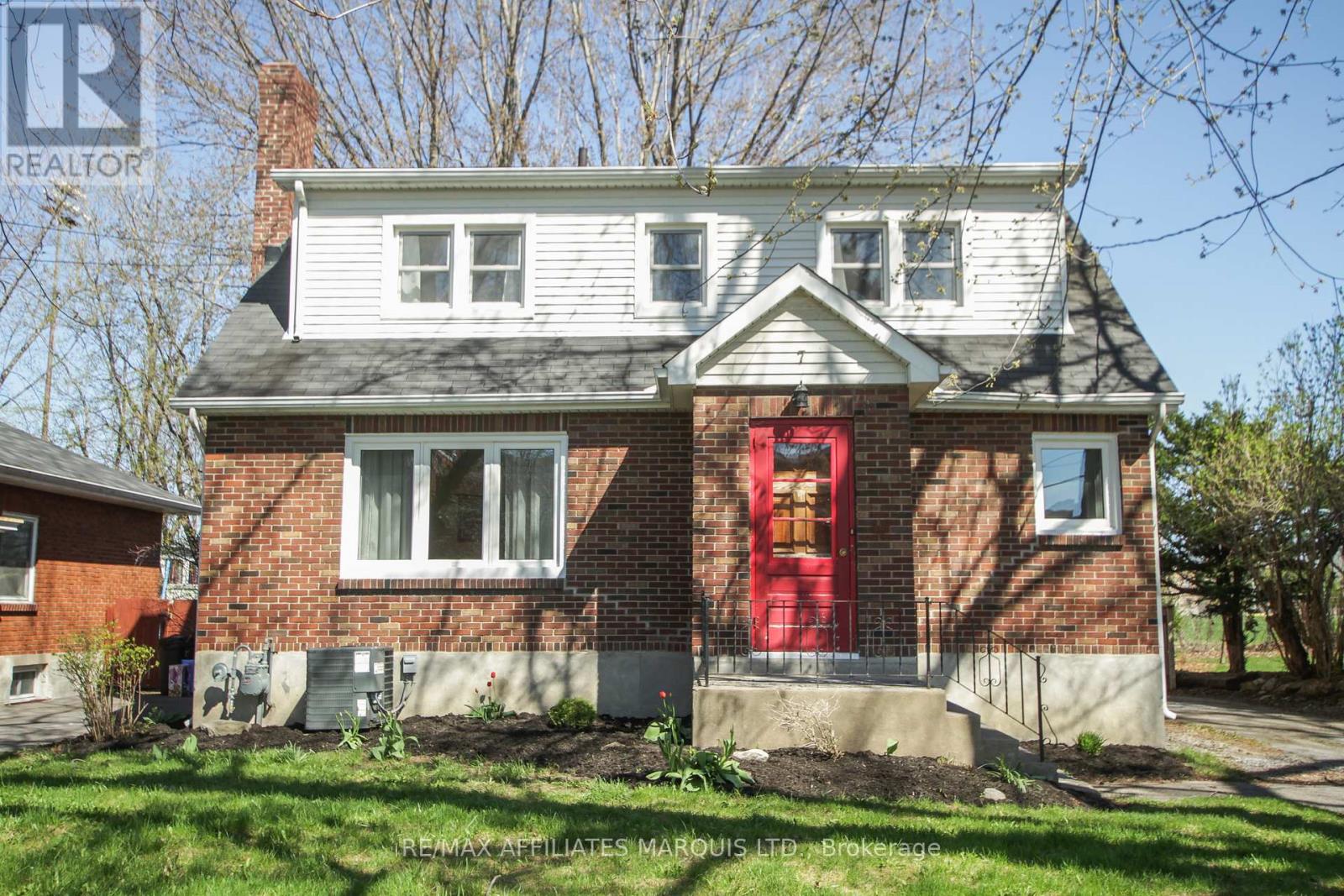 7 Old Orchard Ave, Cornwall, ON K6H 2H1