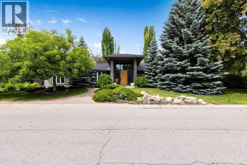 35 Eagle Ridge Dr SW, Calgary, AB T2V 2V5