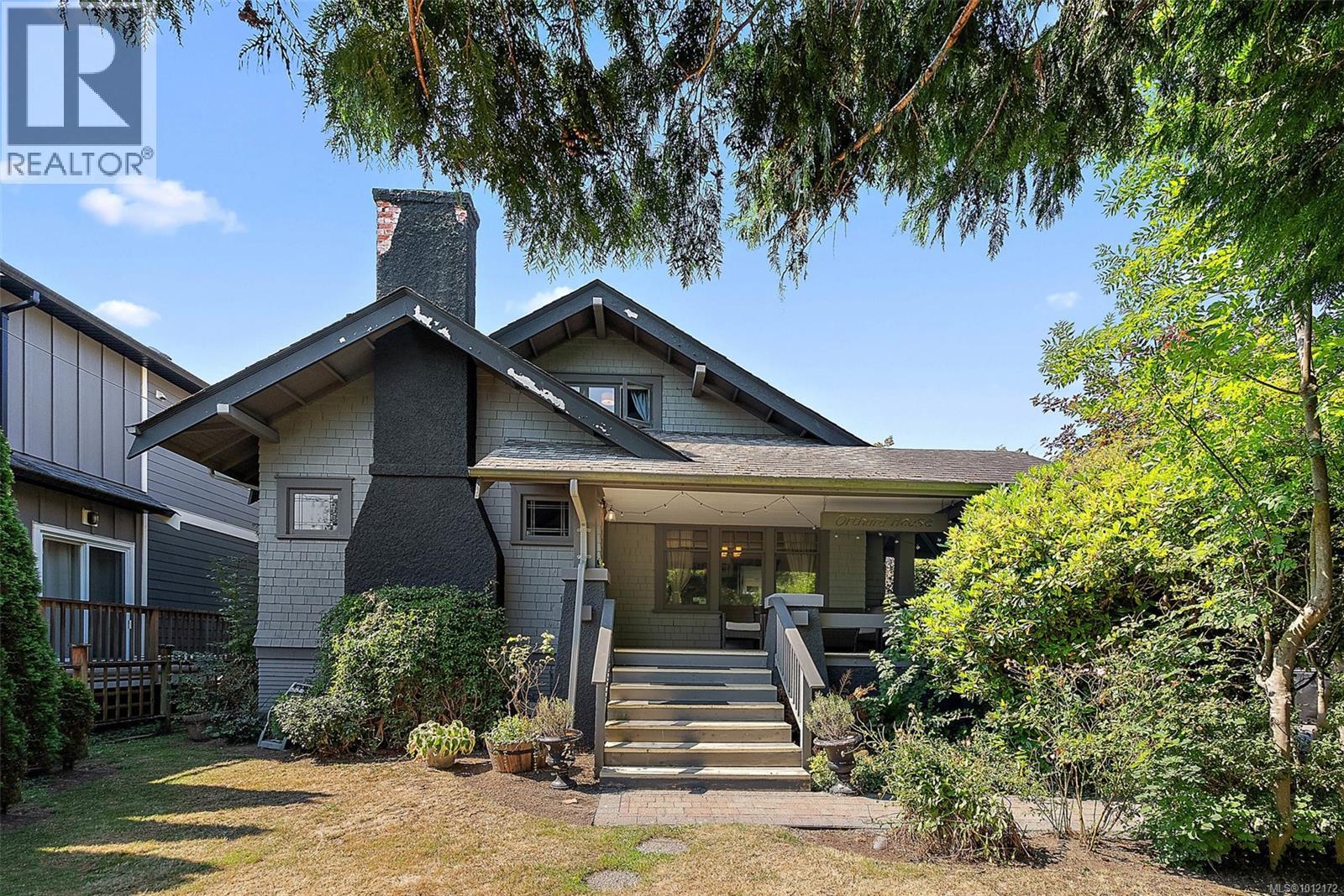 9646 Sixth St, Sidney, BC V8L 2W2