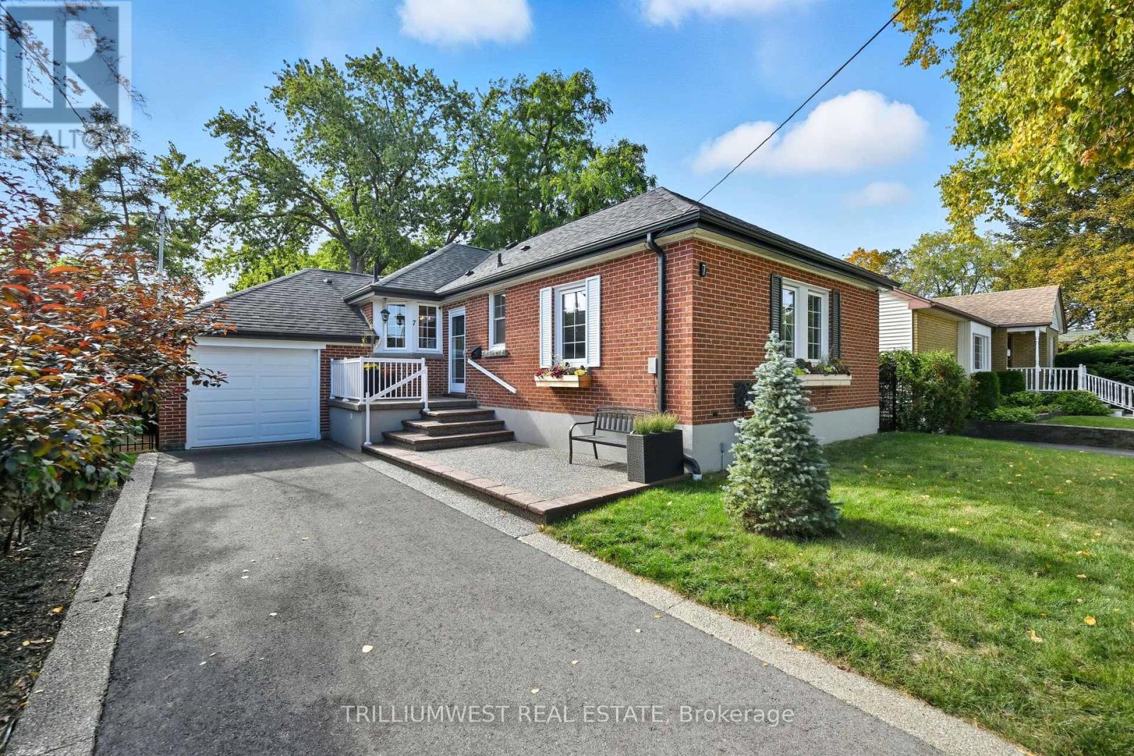 7 Avalon Ave, Hamilton Stoney Creek, ON L8G 1X4
