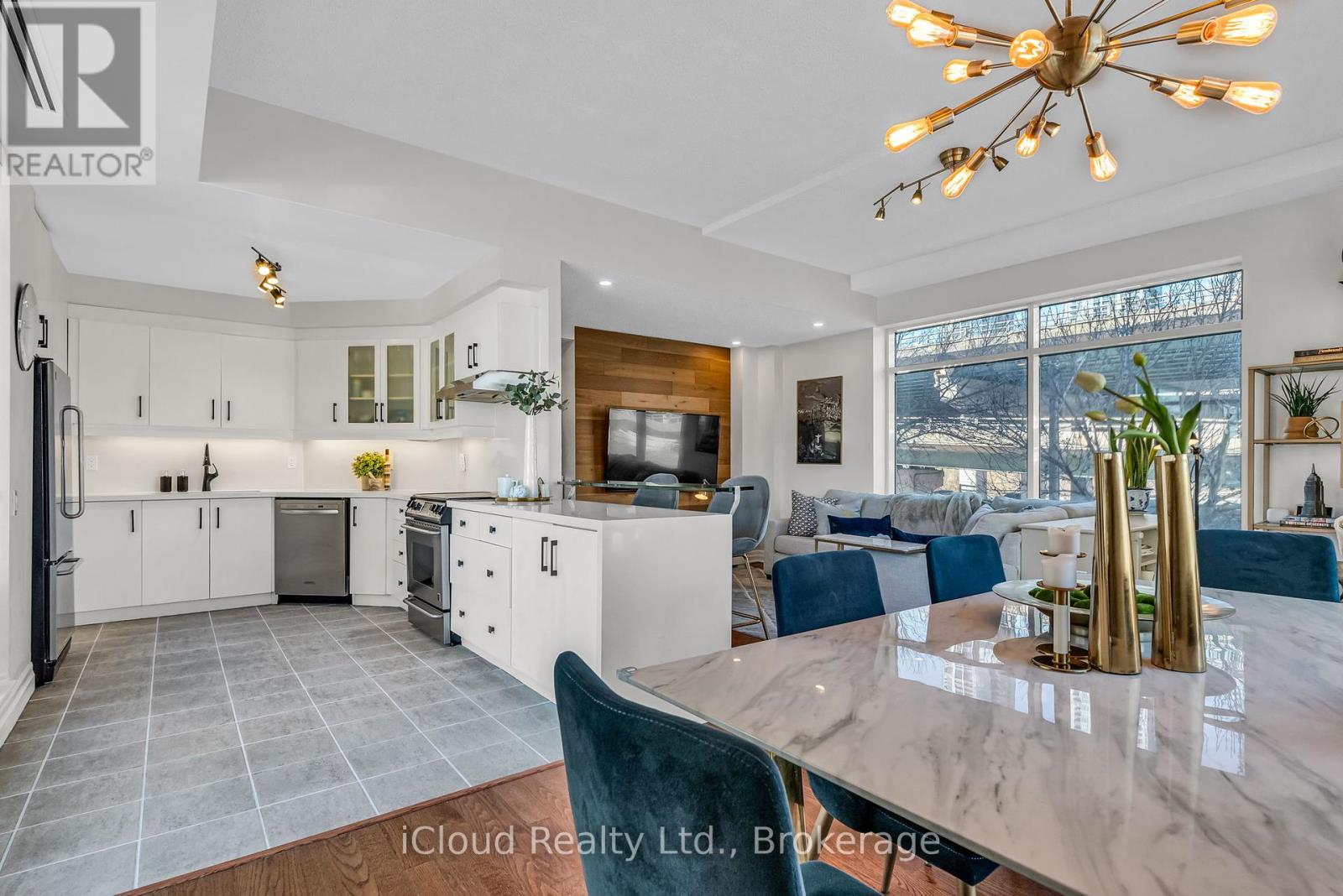 210 Unit 500 Queens Quay W #e, Toronto, ON M5V 3K8