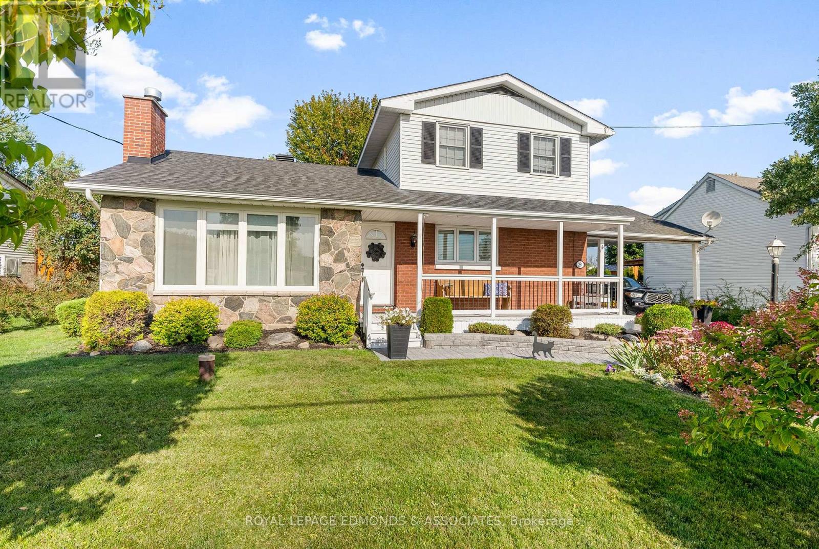 24 Robinson Ln, Laurentian Valley, ON K8A 7S1