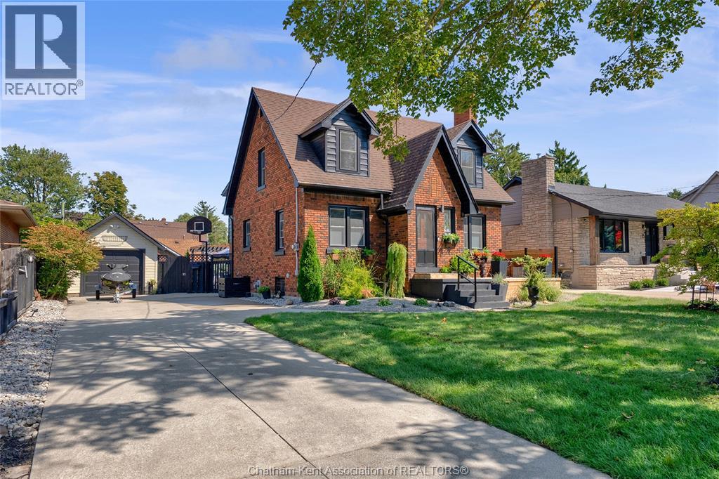 9 Crystal Dr, Chatham, ON N7M 3C6