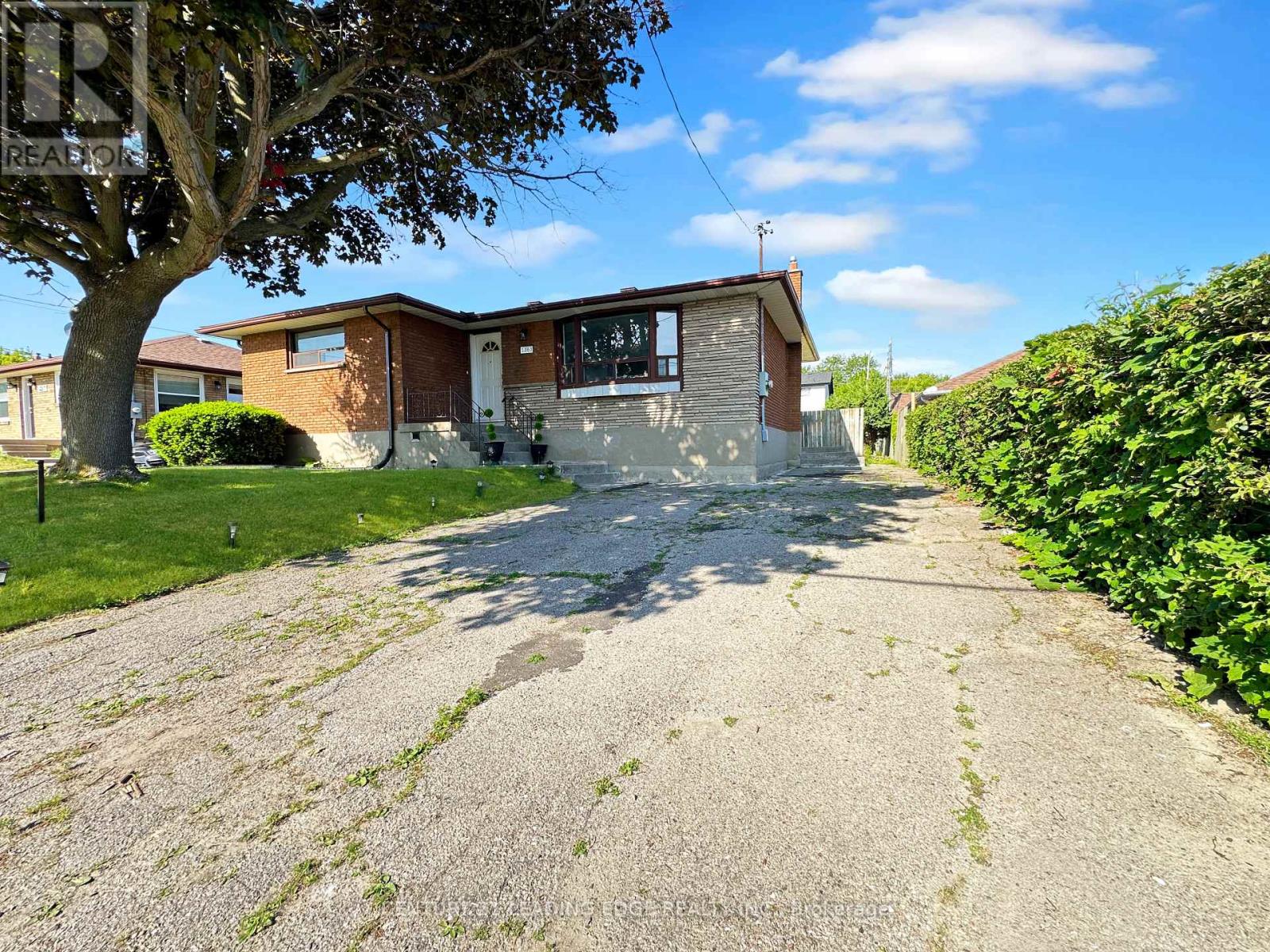 1363 Park Rd S, Oshawa, ON L1J 4K3