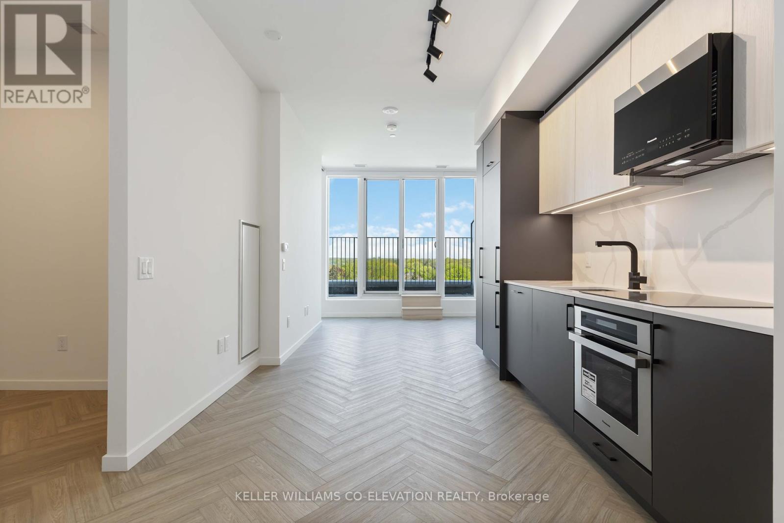 818 689 The Queensway, Toronto Stonegate-queensway, ON M8Y 1L1