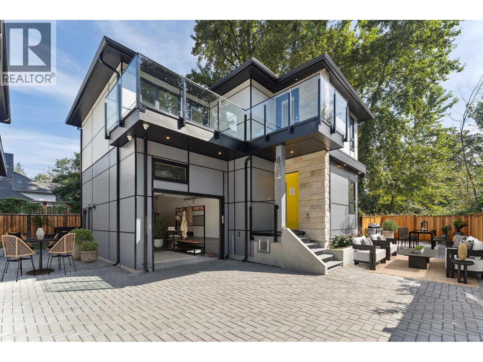 842 St Denis Ave, North Vancouver, BC V7J 2G4