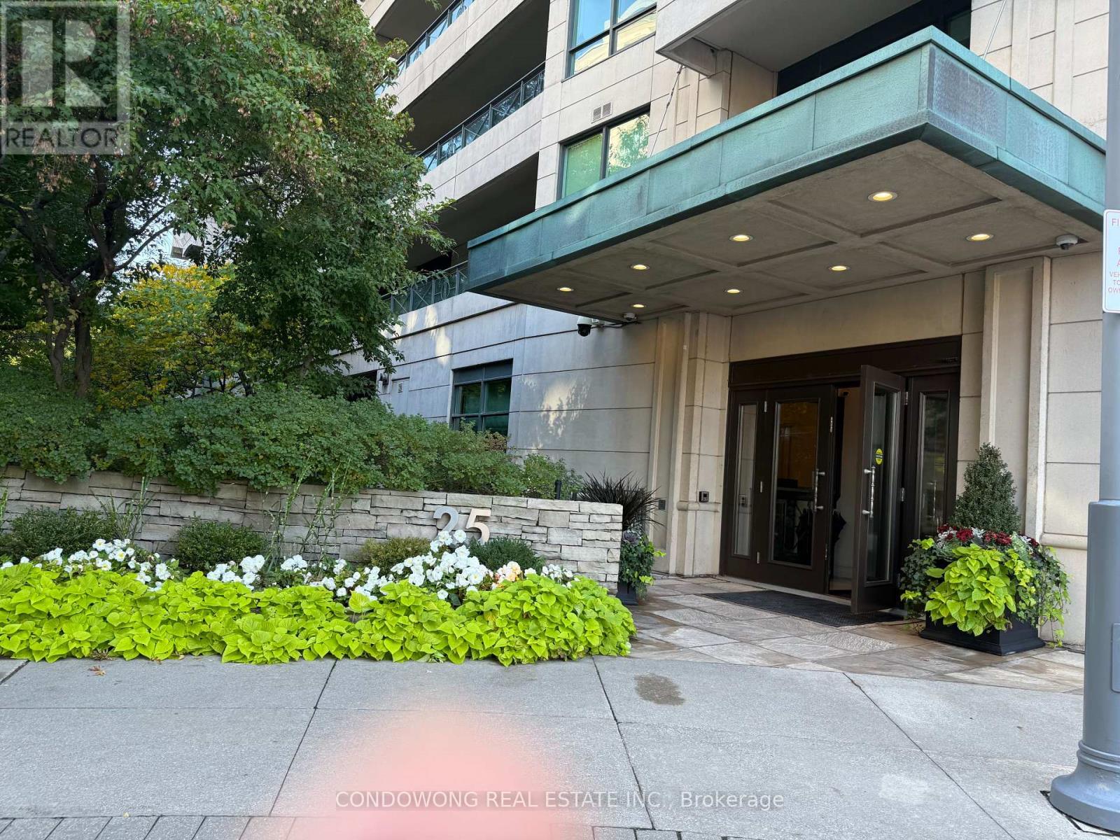 908 25 Scrivener Sq, Toronto, ON M4W 3Y6