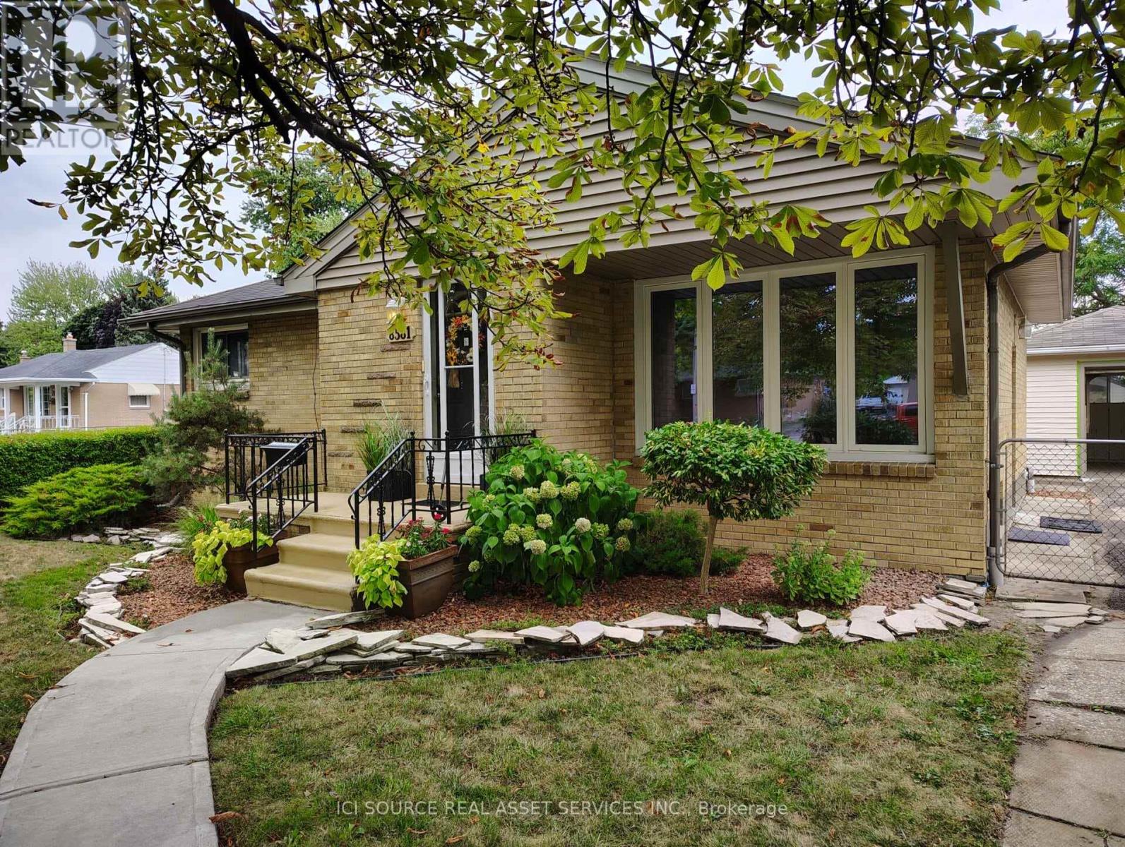 8581 Jerome St, Windsor, ON N8S 1W8