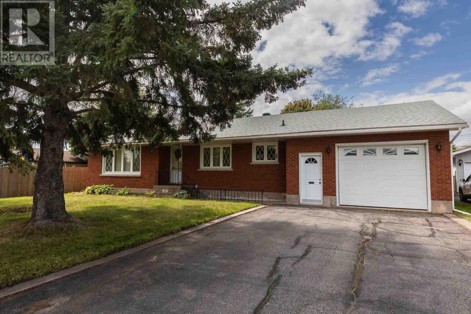15 Paradise Ave, Sault Ste. Marie, ON P6B 5K1