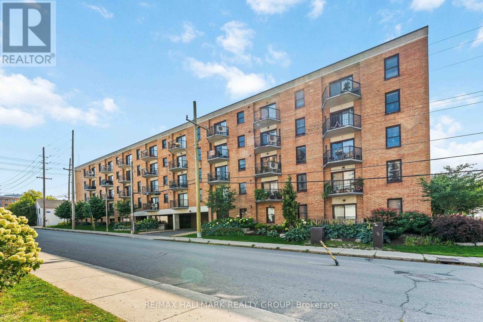 205 50 Burnside Ave, Ottawa, ON K1Y 2M2