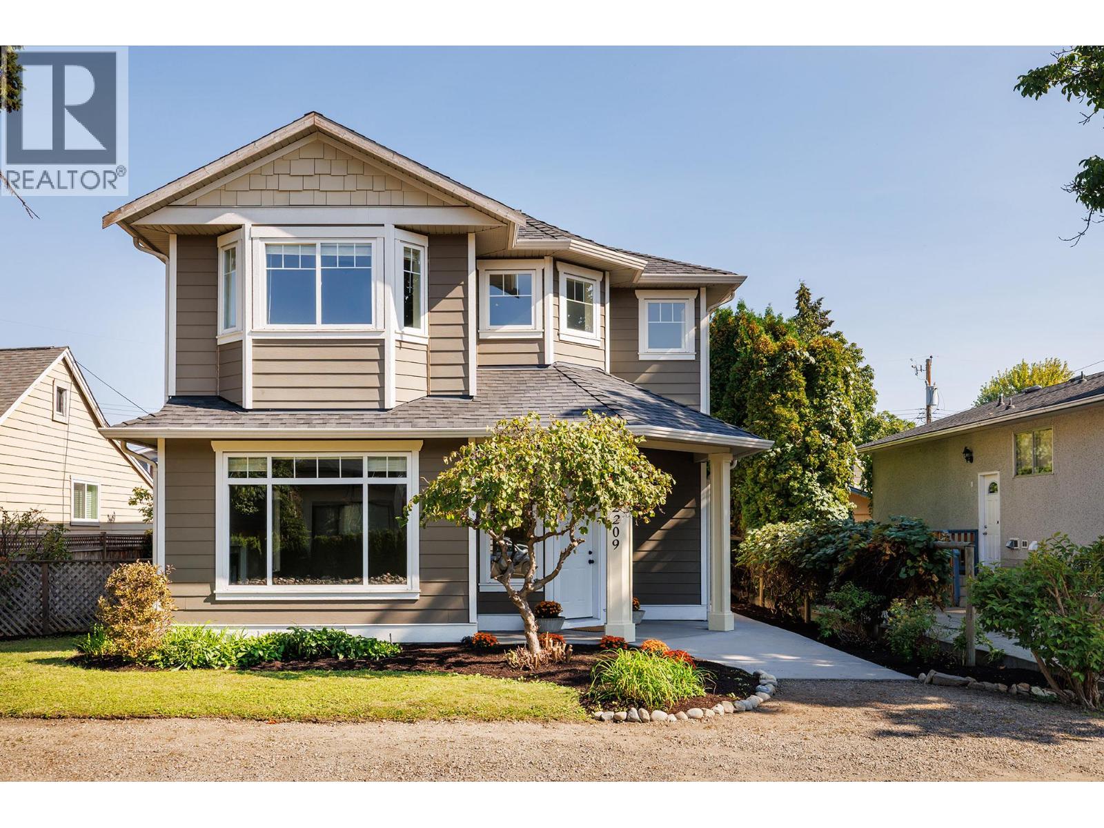 2209 Woodlawn St, Kelowna, BC V1Y 2T1