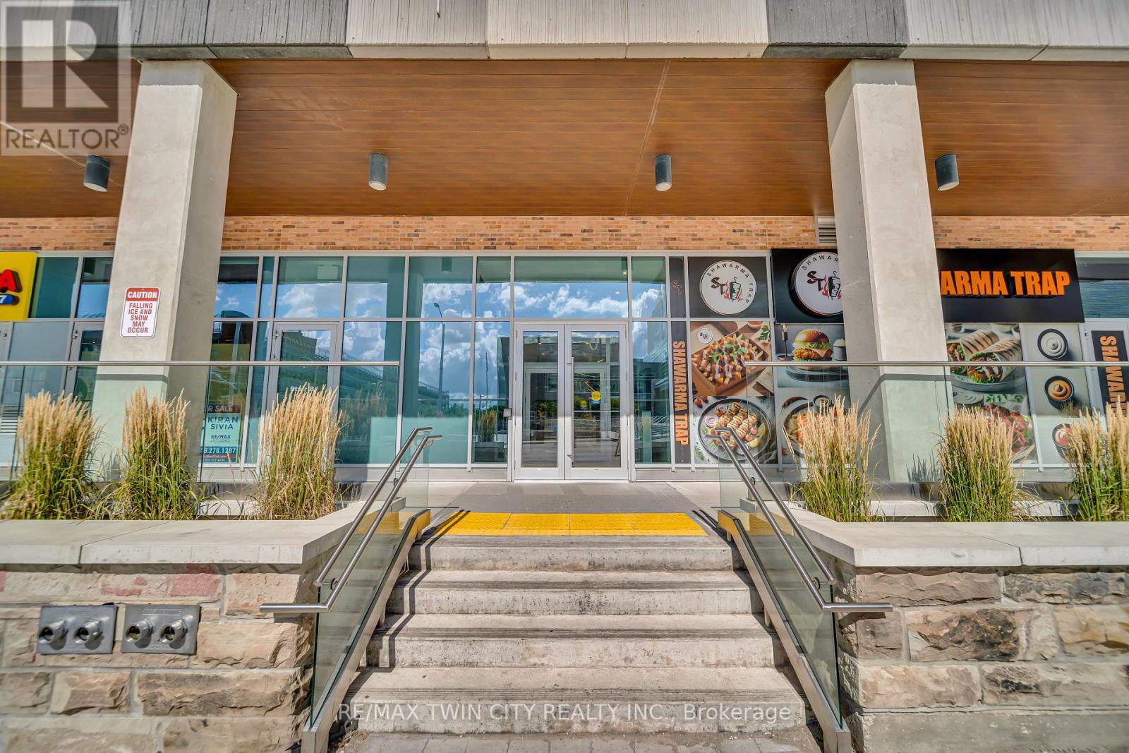 2404 60 Frederick St, Kitchener, ON N2H 0C7