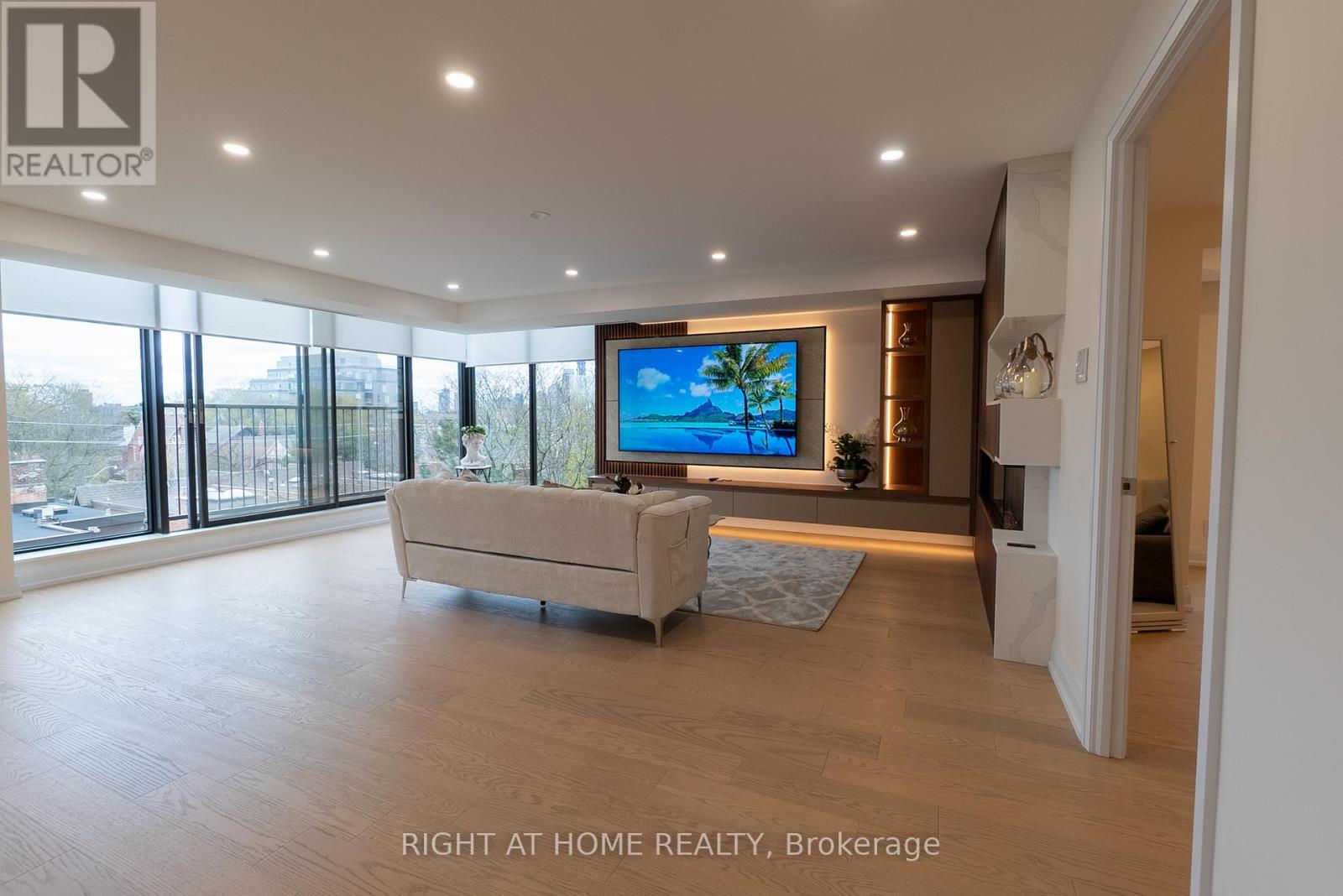 608 447 Walmer Rd, Toronto, ON M5P 2X9