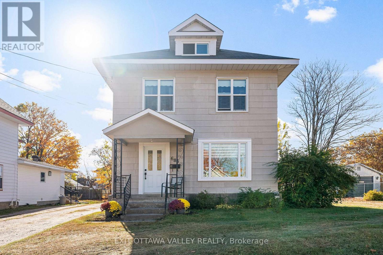 684 Gordon St, Pembroke, ON K8A 6J8