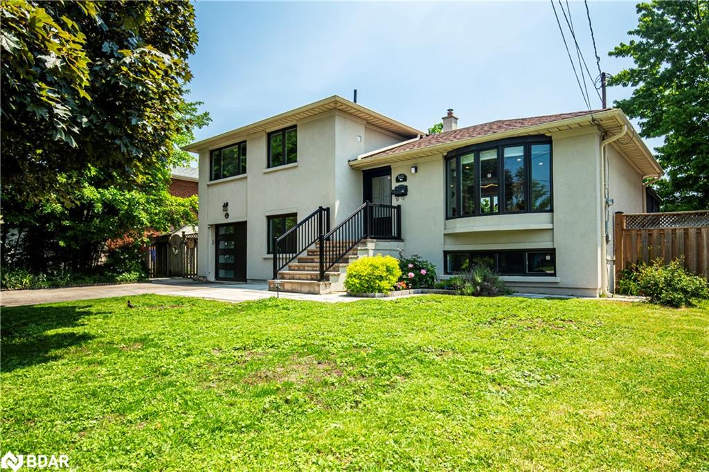2122 Bridge Rd, Oakville, ON L6L 2G1