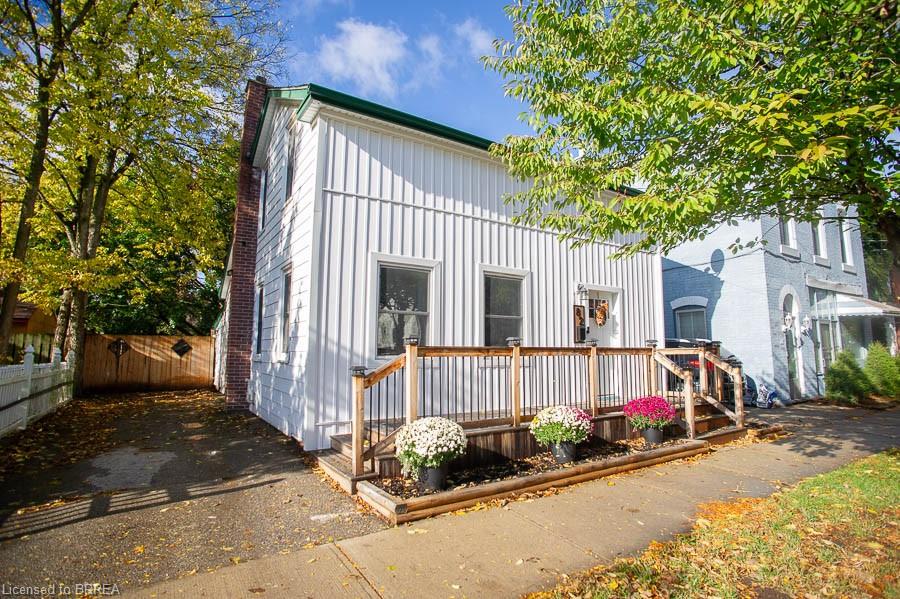 82 Albion St, Brantford, ON N3T 3M4