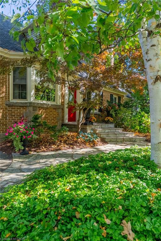 27 Lovers Ln, Hamilton, ON L9G 1K8