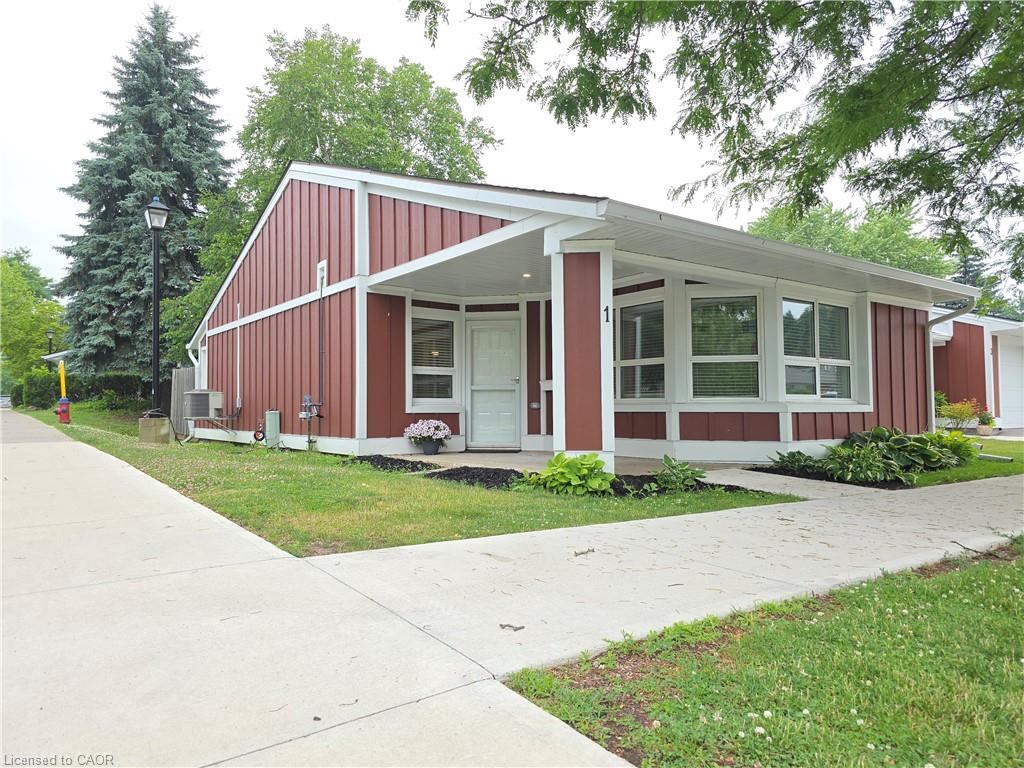 1 Szollosy Cir, Hamilton, ON L9B 1T8