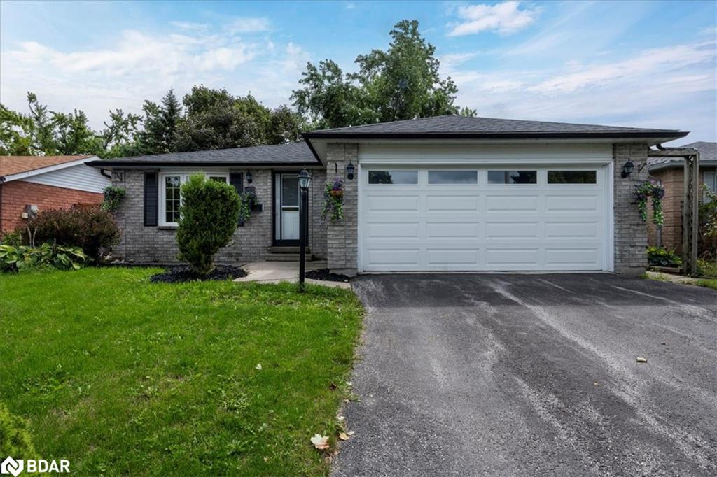 57 Gloria St, Barrie, ON L4N 5W5