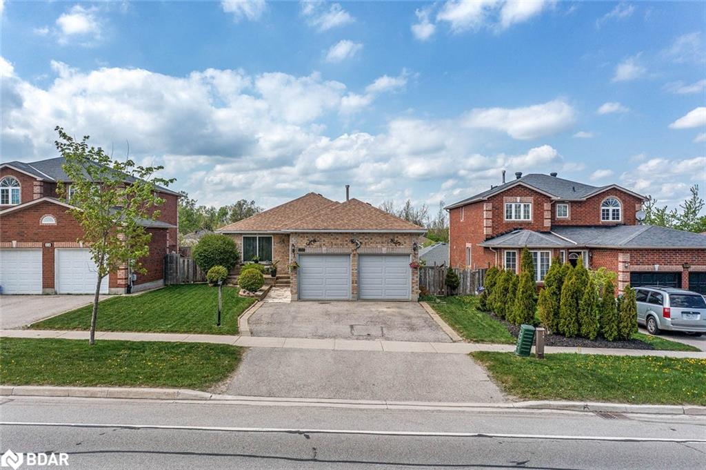 220 Livingstone St E, Barrie, ON L4M 6M5